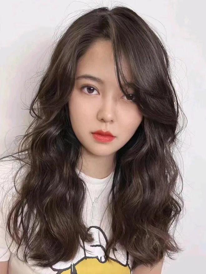 女烫发最新趋势，时尚变迁中的潮流引领力量